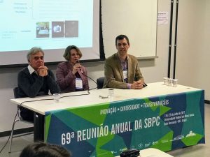 From the left, Marcos Pimenta, Glaura Goulart Silva (scientific director of SBPMat) and Aldo Zarbin in the panel on carbon nanostructures at the 60th Annual SBPC Meeting.