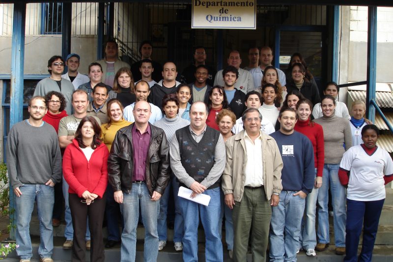 In the first line, from the left, LIEC professors. In the other lines, staff and students of the lab. Photo taken in 2004, at the Chemistry Department of UFSCar.