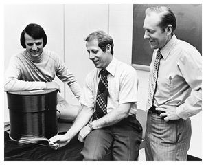 Peter Schultz, Donald Keck e Robert Maurer, e fibras ópticas. Fonte: http://ethw.org/File:Corning_Fiber-optic_Inventors_3.jpg
