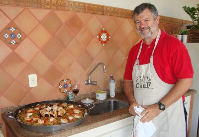 O prof. Daniel Ugarte em uma de suas duas atividades favoritas: a culinária. A outra é a pesquisa experimental.