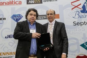 Prof Fernando Lázaro Freire Junior (esquerda) recebendo, do presidente da SBPMat (direita), uma placa por suas contribuições à Sociedade.