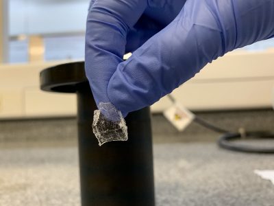 Foto do eletrólito sólido polimérico com germânio na sua forma final, transparente e flexível.