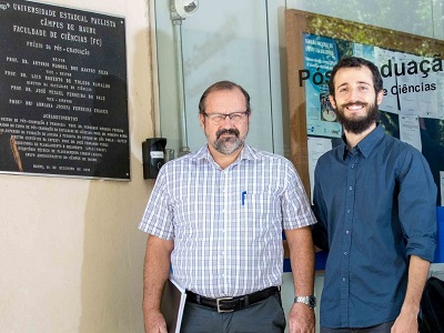 Miguel Boratto (direita) junto a seu orientador de doutorado, Prof. Luis Vicente de Andrade Scalvi após a defesa da tese.