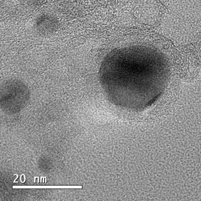 Imagem de microscopia eletrônica de transmissão do material eletrocatalisador: nanopartículas trimetálicas encapsuladas em camadas de carbono.
