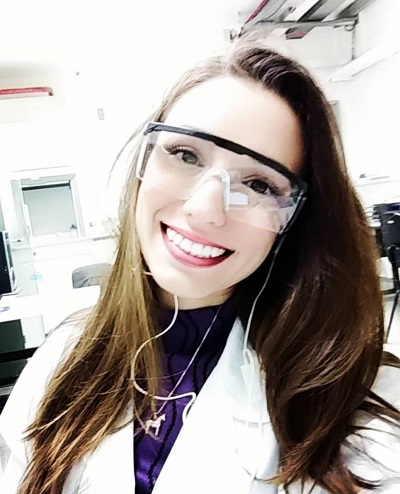Olívia Carr at the lab during her doctorate at the end of 2018.