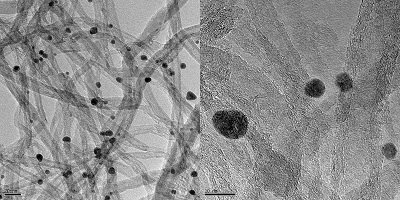Imagens de microscopia eletrônica de transmissão do material catalisador. É possível observar as nanopartículas (neste caso, de óxido de paládio e molibdênio) ancoradas nas nanofitas de grafeno.