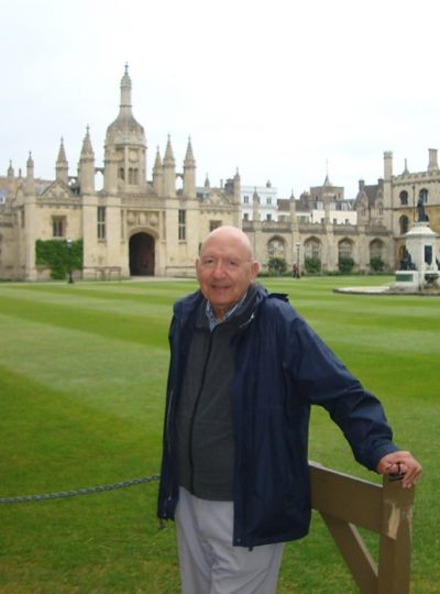 Prof. Aldo Craievich visitando a Universidade de Cambridge no Reino Unido. (Foto do arquivo pessoal do Prof. Daniel Ugarte)